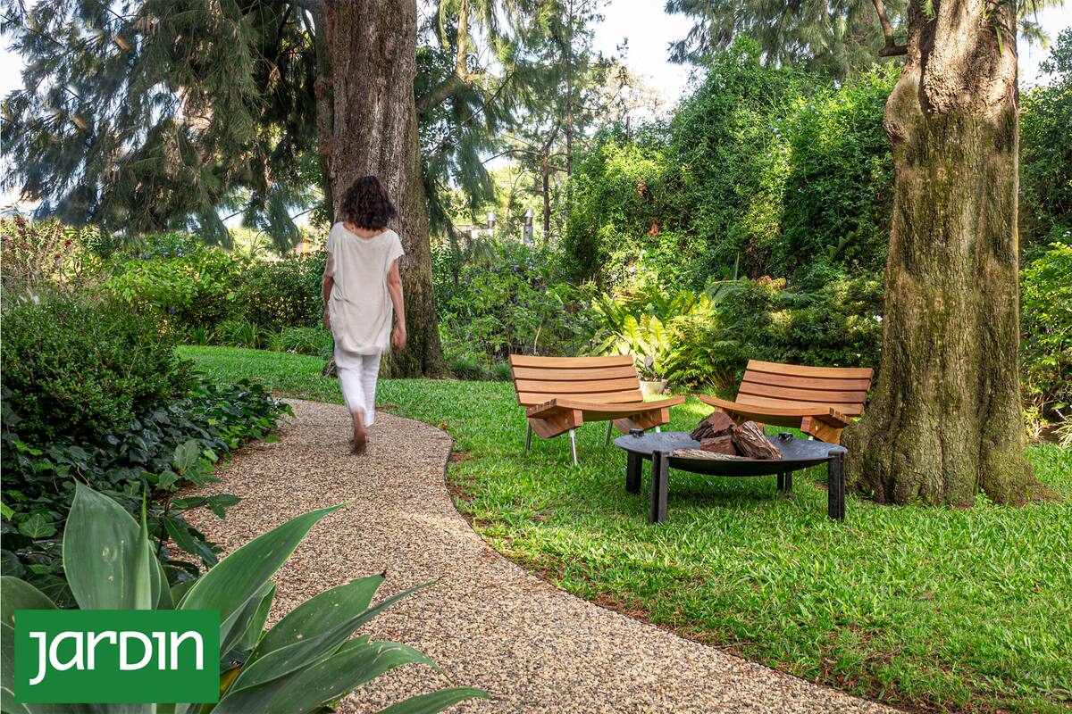 Un sendero sin líneas rígidas, como surgido del propio terreno, enfatizando un estilo naturalista