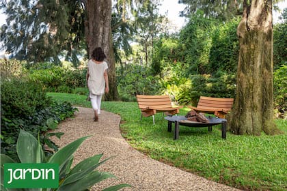 Un sendero sin líneas rígidas, como surgido del propio terreno, enfatizando un estilo naturalista