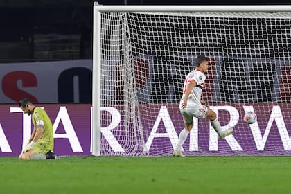 Un serio error de Arias: Vitor Bueno festeja la apertura del marcador durante el partido de la Copa Libertadores que disputan Racing y San Pablo