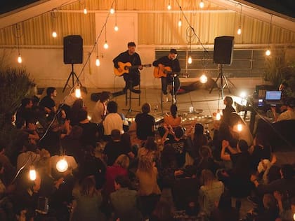 Un show de El Zar en una terraza, en Nómade.