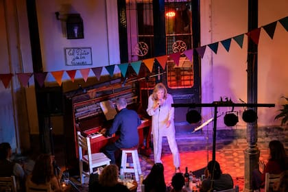 Un show de tangos de Amelita Baltar.