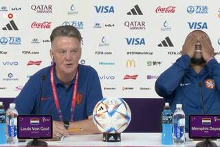 El show de Van Gaal: del elogio a Di María a los “besos en la boca” con Memphis Depay