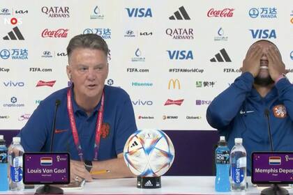 Un show de Van Gaal en la rueda de prensa de Países Bajos: Depay no puede creer la frase que dijo el DT sobre la relación entre ambos