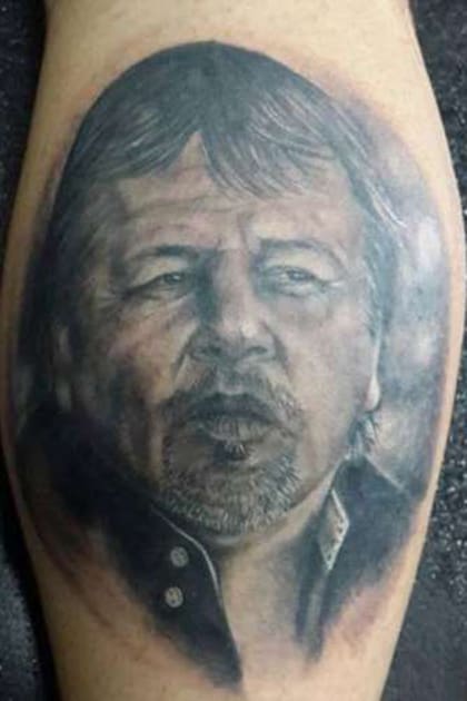 Un signo de estos tiempos: los tatuajes en la piel de los hinchas. Zielinski no es la excepción.