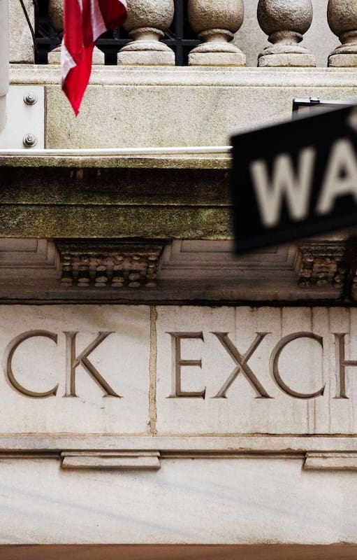 Un signo de la calle Wall Street en frente de la Bolsa de Valores de Nueva York