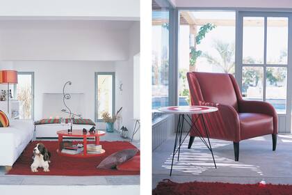 En este rincón conectado con el patio, sillón de un cuerpo tapizado en cuero rojo, acompañado por una mesita redonda con tres patas de hierro y un tablero pintado en círculos de color (Morocco).