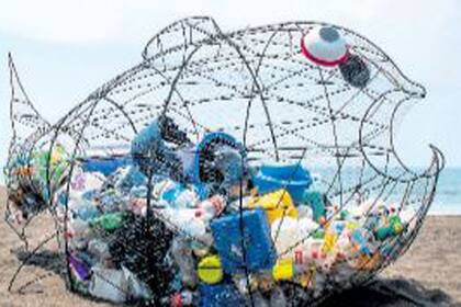 Un símbolo de la contaminación, en la playa de Monterrico, Guatemala