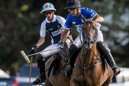 Un símbolo: delante, Hilario Ulloa, que logró a los 34 años su primer trofeo en la serie Tortugas-Hurlingham-Palermo; detrás, Poroto Cambiaso, que a los 14 protagonizó su primera final en ese nivel.