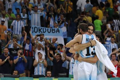 Un símbolo: el abrazo del final entre Scola, Nocioni y Campazzo