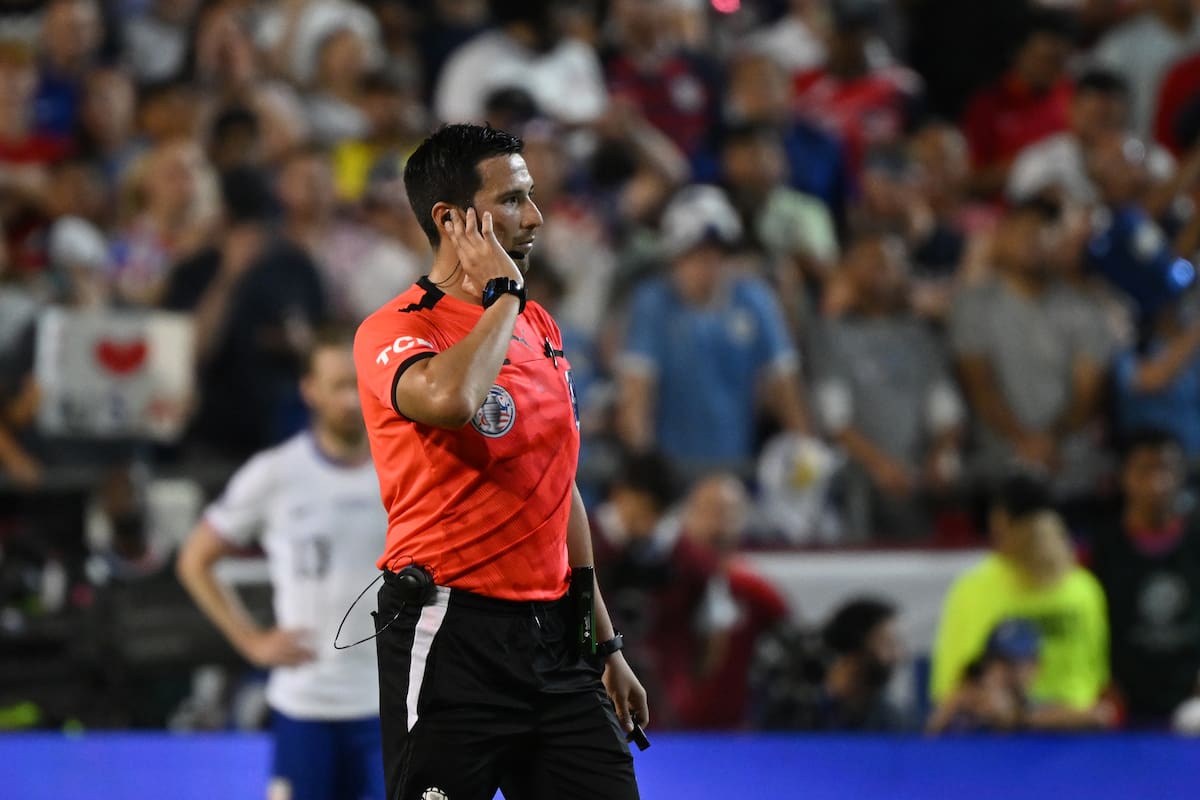 Un símbolo: el árbitro Kevin Ortega y el gesto que crispa los nervios de jugadores y espectadores: la mano en el intercomunicador significa que el VAR ha entrado en acción