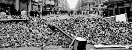 UN SÍMBOLO. Las barricadas, como esta del 5° distrito, fueron emblemas de las revueltas. Hoy el Barrio Latino está poblado de turismo y negocios