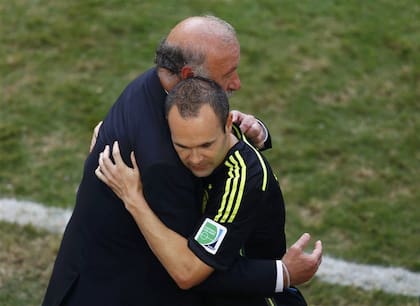 Un símbolo, para siempre: Del Bosque, Iniesta y un flamante abrazo del alma que valió una copa del mundo para España