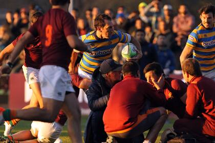 Un símbolo: Santiago Fernández, el 10 de Hindú, ataca mientras el 10 de Newman, Gonzalo Gutiérrez Taboada, es revisado por los médicos; el Elefante ganó en Benavídez y desplazó al Cardenal de la vanguardia del Top 13 de URBA.