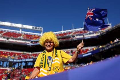 Un simpatizante australiano ya vive la previa en el San Francisco Bay Area Stadium, donde los Socceroos buscarán el punto que les asegure la clasificación a los 16avos de final.