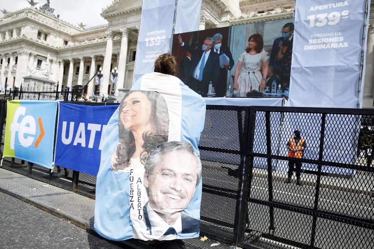 Un simpatizante con una bandera sobre sus hombros frente al Congreso de La Nación