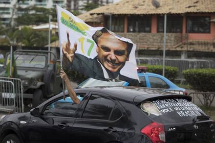 Un simpatizante de Bolsonaro flameaba ayer una bandera del presidente electo en Río de Janeiro