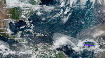 Un sistema avanza por el océano Atlántico con posibilidad de convertirse en tormenta tropical