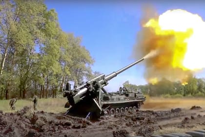 Un sistema de artillería Pion abre fuego en Ucrania