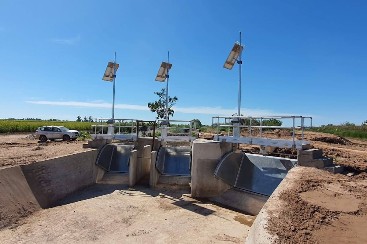 Un sistema de compuertas regula el caudal de agua a partir de la información recibida. Se maneja remotamente