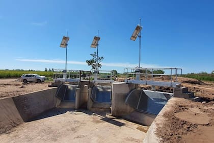 Un sistema de compuertas regula el caudal de agua a partir de la información recibida. Se maneja remotamente