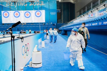 Un sistema de humidificadores libera una niebla constante en la periferia del hielo.