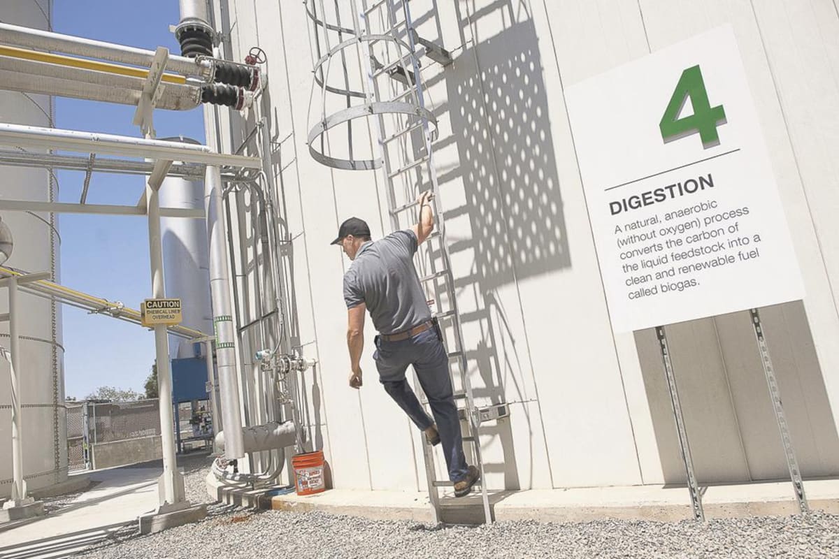 Un sistema de tanques de Kroger convierte desechos orgánicos en biogas.