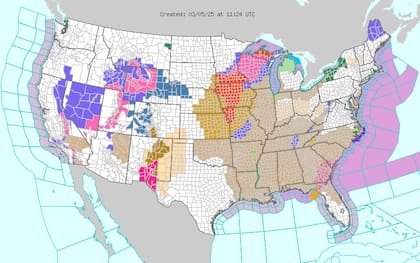Un sistema de tormentas en California trae lluvias generalizadas y fuertes nevadas en Sierra Nevada, extendiéndose hacia las Montañas Rocosas