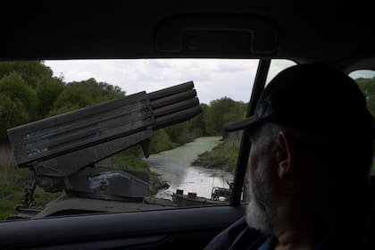 Un sistema ruso de cohetes de lanzamiento múltiple desactivado, conocido como Grad, en Ruska Lozova, Ucrania, el miércoles 4 de mayo de 2022. Los avances del ejército ucraniano en el norte han sido modestos, pero son emblemáticos de la estrategia de ambos lados: maniobrar artillería para ganar territorio. (Tyler Hicks/The New York Times)