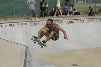 Un skater senior hace piruetas en el bowl