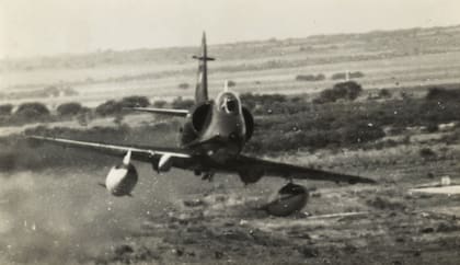 Un skyhawk en vuelo rasante lateral a la torre de control en la BAM Villa Reynolds, hogar del V Grupo de Caza.