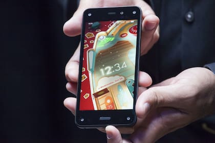 Un smartphone Fire de Amazon, que la compañía presentó en 2014; fue un fracaso de ventas