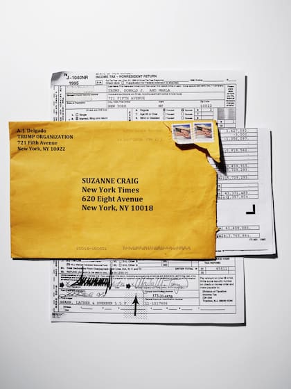 Un sobre que contenía tres páginas de las declaraciones de impuestos de Donald Trump de 1995, el cual Suzanne Craig, reportera de investigación de The New York Times, recibió en el buzón de su oficina en 2016. Nueva York, 3 de agosto de 2026