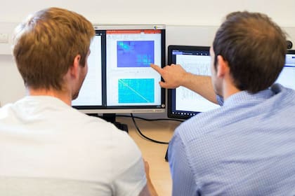 Un software de computadora lee las ondas cerebrales y las convierte en instrucciones para controlar el exoesqueleto