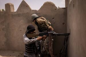 Un soldado afgano dispara contra posiciones talibanas en Lashkar Gah (Jim Huylebroek/The New York Times)