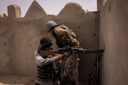 Un soldado afgano dispara una ametralladora contra posiciones de los talibanes en Lashkar Gah, Afganistán, el 10 de mayo de 2021