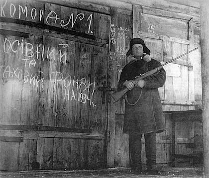 Un soldado armado del Ejército soviético custodia un depósito de granos en Ucrania durante el Holodomor