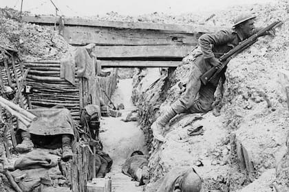 Un soldado británico en una trinchera durante la batalla del Somme en 1916 (Fuente: Imperial War Museum Photograph Archive)