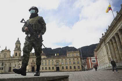 Un soldado custodia la Plaza Bolivar en Bogotá