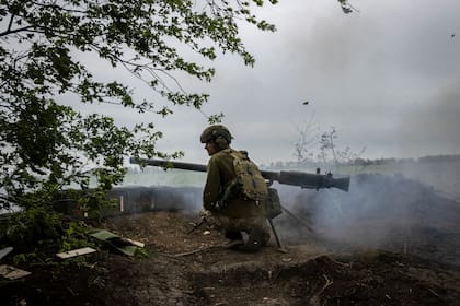 Un soldado de la Brigada Mecanizada 28 del ejército ucraniano disparaba un cañón SPG-9 contra un objetivo ruso en dirección a Bakhmut, desde una trinchera en el este de Ucrania. (Tyler Hicks/The New York Times)