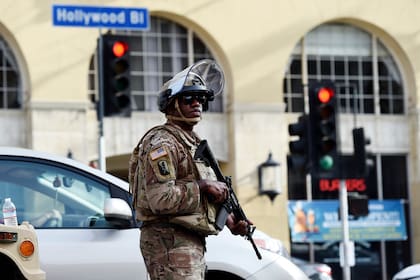 Un soldado de la Guardia Nacional de EEUU vigila Hollywood Blvd