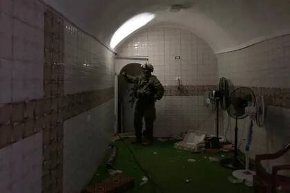 Un soldado de pie en un recinto subterráneo donde el ejército israelí dijo que los rehenes habían sido retenidos por Hamas, fotografiados durante una gira escoltada. Crédito... Isabel Kershner/The New York Times