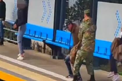 Un soldado del Ejército evitó que un hombre agrediera a su expareja en un andén del ferrocarril Belgrano Sur, en La Matanza