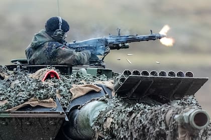 Un soldado dispara un arma desde un tanque Leopard 2 en Augustdorf, Alemania. El país aumentó un 21% su gasto militar