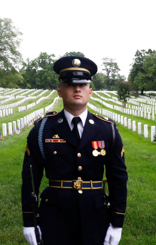 Un soldado durante el homenaje de ayer por el día de los caídos