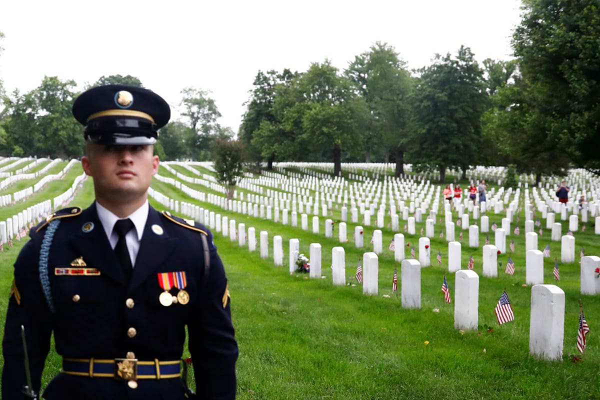 Un soldado durante el homenaje de ayer por el día de los caídos