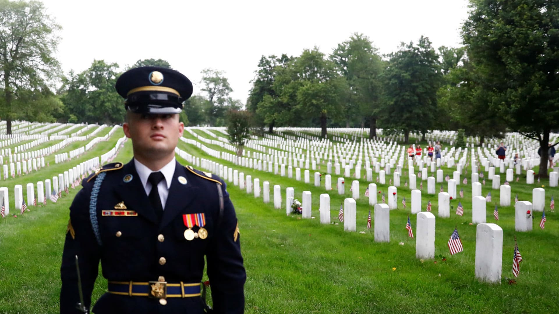 Un soldado durante el homenaje de ayer por el día de los caídos