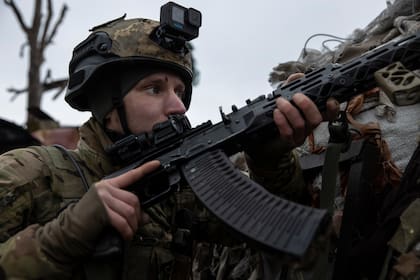 Un soldado en la zona de Marinka, en el este ucraniano