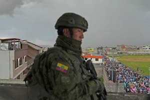 Un soldado en tareas de vigilancia mientras los partidarios de la candidata presidencial Luisa González, del Movimiento Revolucionario Ciudadano, asisten a un mitin de campaña en Quito, Ecuador, el miércoles 11 de octubre de 2023