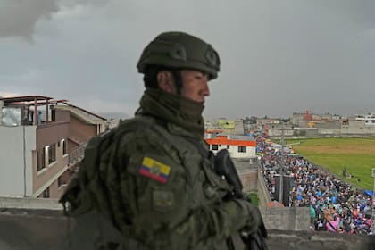 Un soldado en tareas de vigilancia mientras los partidarios de la candidata presidencial Luisa González, del Movimiento Revolucionario Ciudadano, asisten a un mitin de campaña en Quito, Ecuador, el miércoles 11 de octubre de 2023