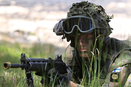 Un soldado finlandés participa de ejercicios militares de la OTAN en Polonia